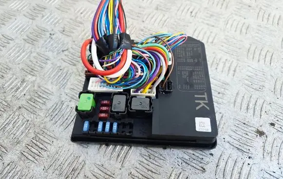 Nissan Juke I F15 Fuse module 284B71TX2B