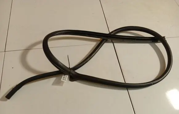 Toyota Avensis T250 Rubber seal front coupe door 
