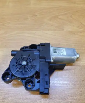 Volvo V70 Front door window regulator motor 1174077B 970713101