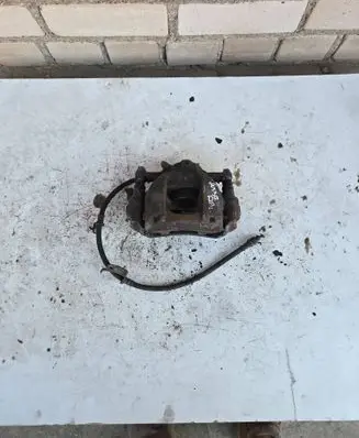 Toyota Corolla Verso E121 Front brake caliper 