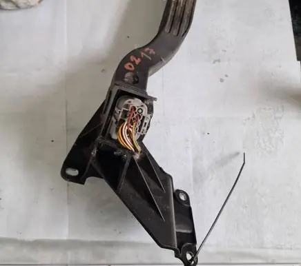 Ford Mondeo Mk III Accelerator throttle pedal 2S719F836DA 123300000642