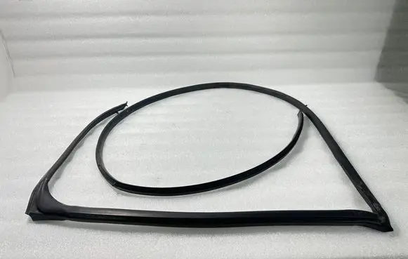 Audi Q7 4L Rubber seal front door (on door) 4L0839120B