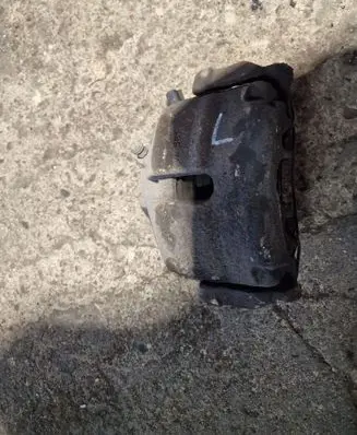 Volkswagen PASSAT B7 Front brake caliper