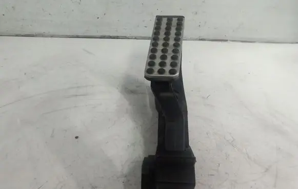 Mercedes-Benz E W211 Accelerator throttle pedal A2113000704
