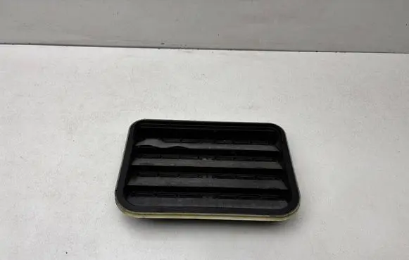 Quarter panel pressure vent