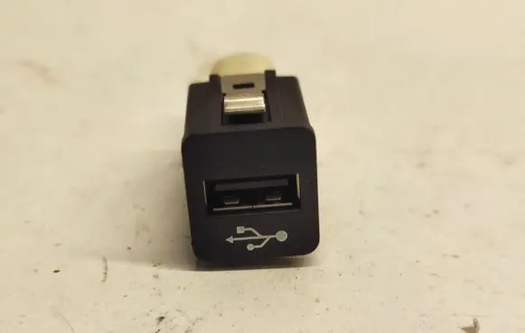 BMW 5 F10 F11 USB socket connector 9237656 923765601