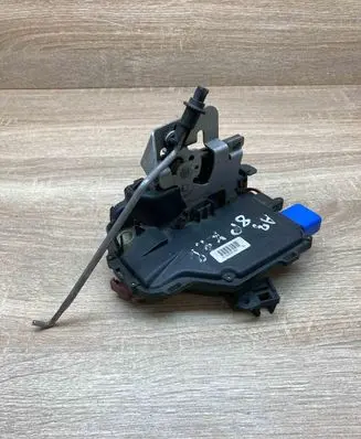 Audi A3 S3 8P Front door lock 4E1837015