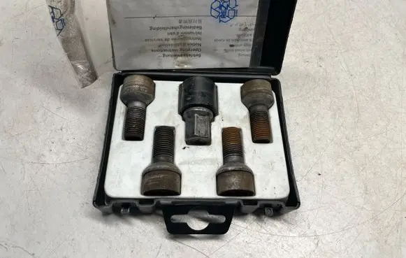 Mercedes-Benz C W204 Anti-theft wheel nuts and lock B66470155