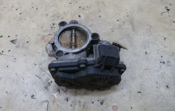 Mini One - Cooper F56 F55 Throttle body valve 7618838