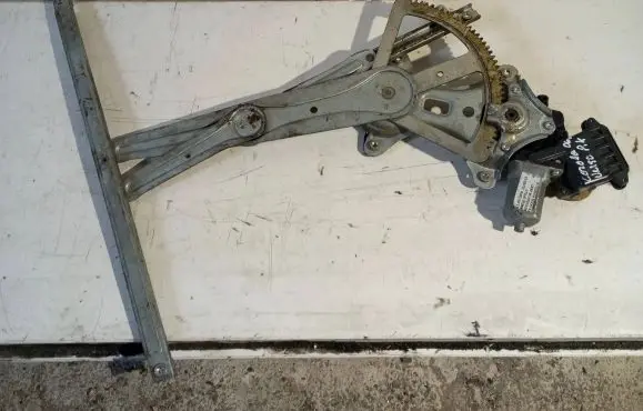 Toyota Corolla Verso E121 Front door window regulator with motor 698200F010 RE8200F010