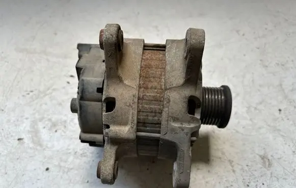 Dacia Sandero II Generator/alternator 231005300R