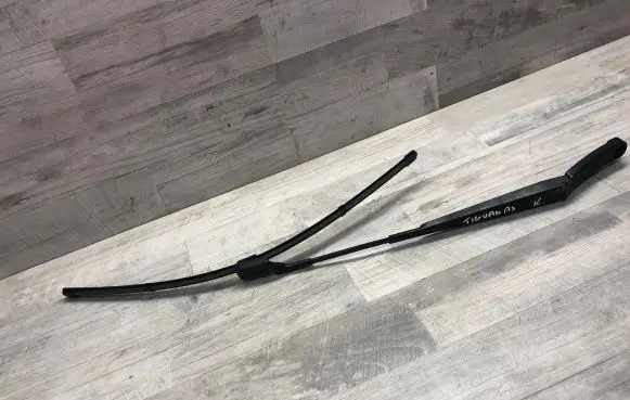 Volkswagen Tiguan Front wiper blade arm 5N1955409