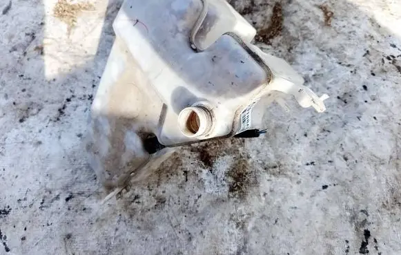 Windshield washer fluid reservoir/tank