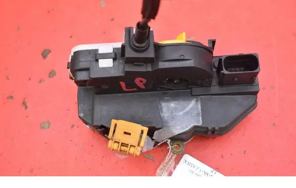 Opel Insignia A Front door lock 