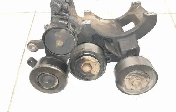 Toyota Land Cruiser (J120) A/C compressor mount bracket NOCODE