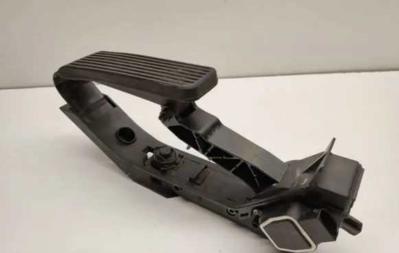 Mercedes-Benz CLK A209 C209 Accelerator throttle pedal A2033000704