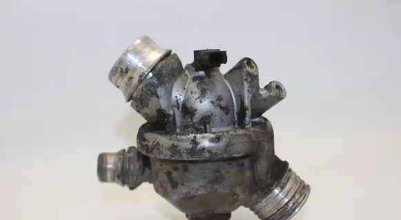 BMW 5 E60 E61 Thermostat/thermostat housing 7536655