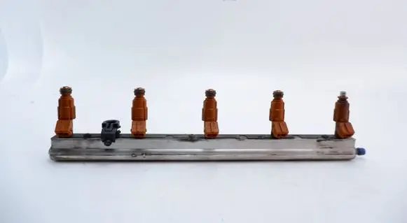 Volvo S60 Fuel injector supply line/pipe 