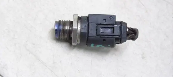 Mercedes-Benz E C207 W207 Fuel pressure regulator 0281002927