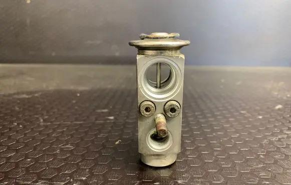 Mercedes-Benz CLK A209 C209 Air conditioning (A/C) expansion valve 2308300184
