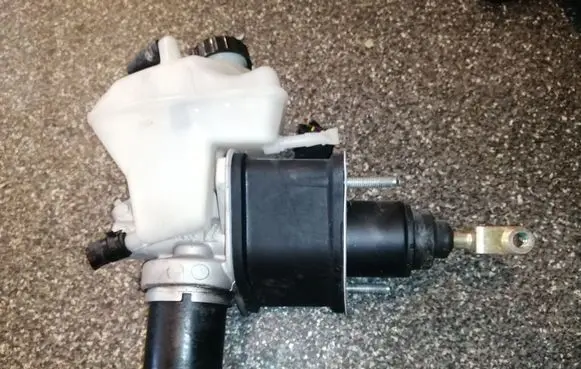Mercedes-Benz E W211 Master brake cylinder A0004300312