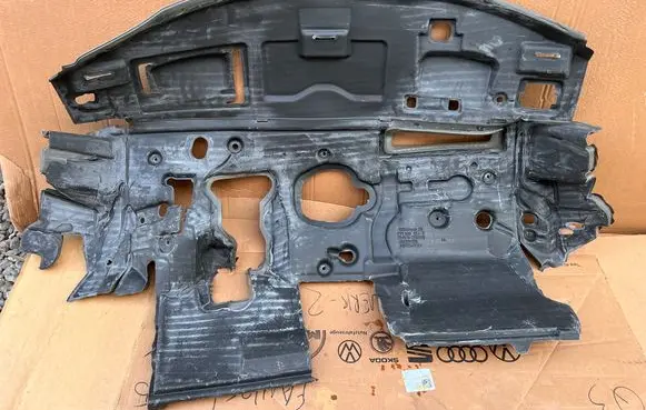 Volkswagen Multivan T7 Engine hood trim 7T1863924B