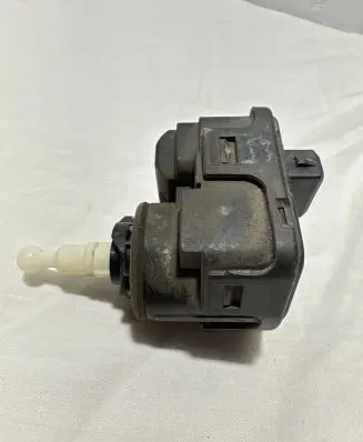 Volkswagen Golf III Headlight level adjustment motor 00728200