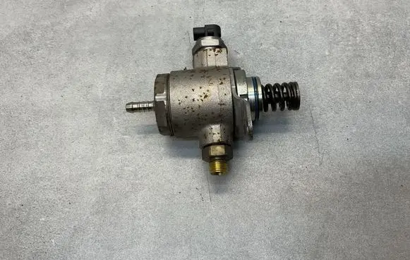 Audi Q5 SQ5 8R Fuel injection high pressure pump 06J127025G