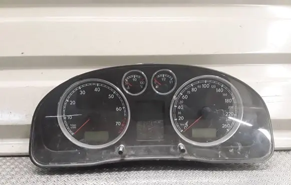 Volkswagen PASSAT B5.5 Speedometer (instrument cluster) 3B0920827