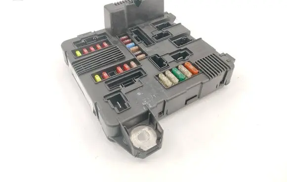 Renault Megane II Fuse module 8200306033C