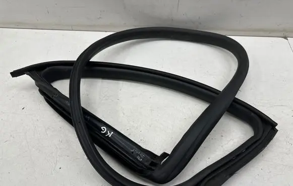 Rear door rubber seal (on body)
