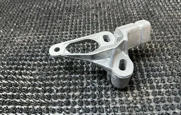 Engine mounting bracket