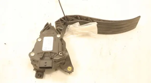 Accelerator throttle pedal