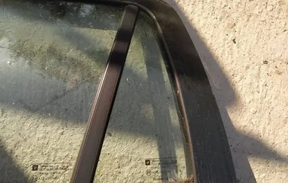 Opel Astra G Rear vent window glass 