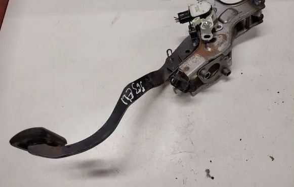 Toyota Avensis T270 Clutch pedal 8951020041