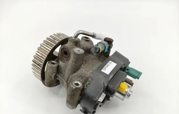 Renault Clio III Mechanical fuel pump 167000741R H8201121521