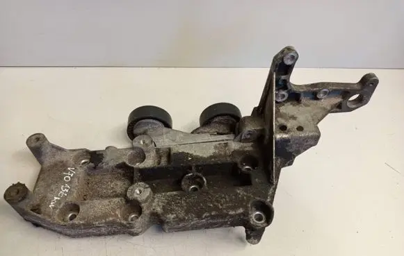 Volvo V70 Engine mounting bracket 30757168