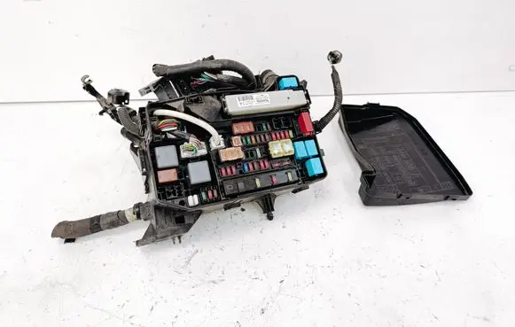 Toyota Prius+ (ZVW40) Fuse box set 8264147090 8266247140