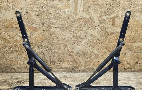 Tailgate/trunk/boot hinge