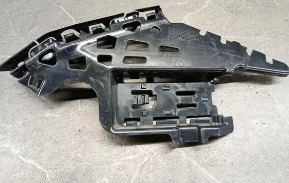 Volkswagen PASSAT B9 Front bumper mounting bracket 3J0807184
