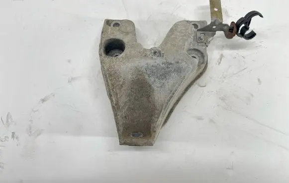 Engine mounting bracket