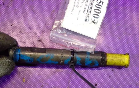 Opel Zafira A Fuel injector 90501560