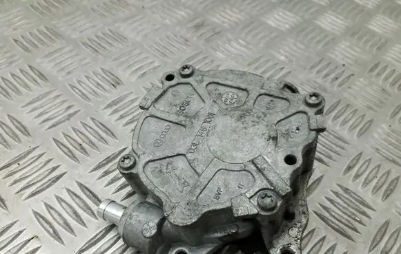 Volkswagen Tiguan Vacuum pump 03L145100F