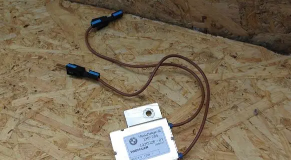 BMW Z4 E85 E86 Aerial antenna amplifier 4030026