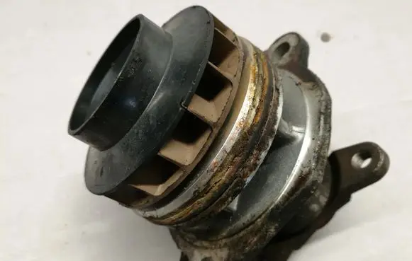 Nissan X-Trail T31 Water pump 8200332040