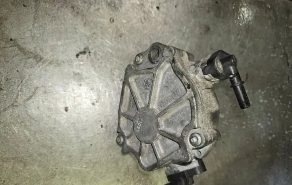 Ford Focus Vacuum pump 9684786780