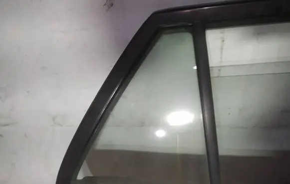 Toyota Avensis T250 Rear vent window glass as2