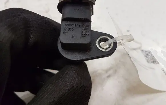 Opel Insignia A Camshaft position sensor 55201876