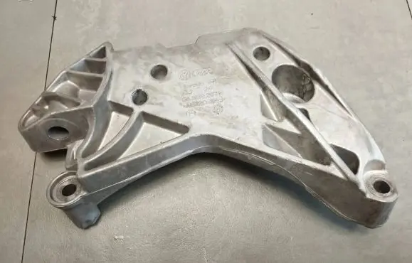 Volkswagen Golf VII Engine mounting bracket 06J199207P