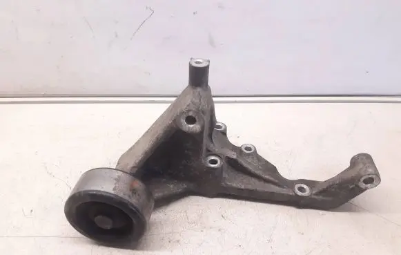 Engine mounting bracket